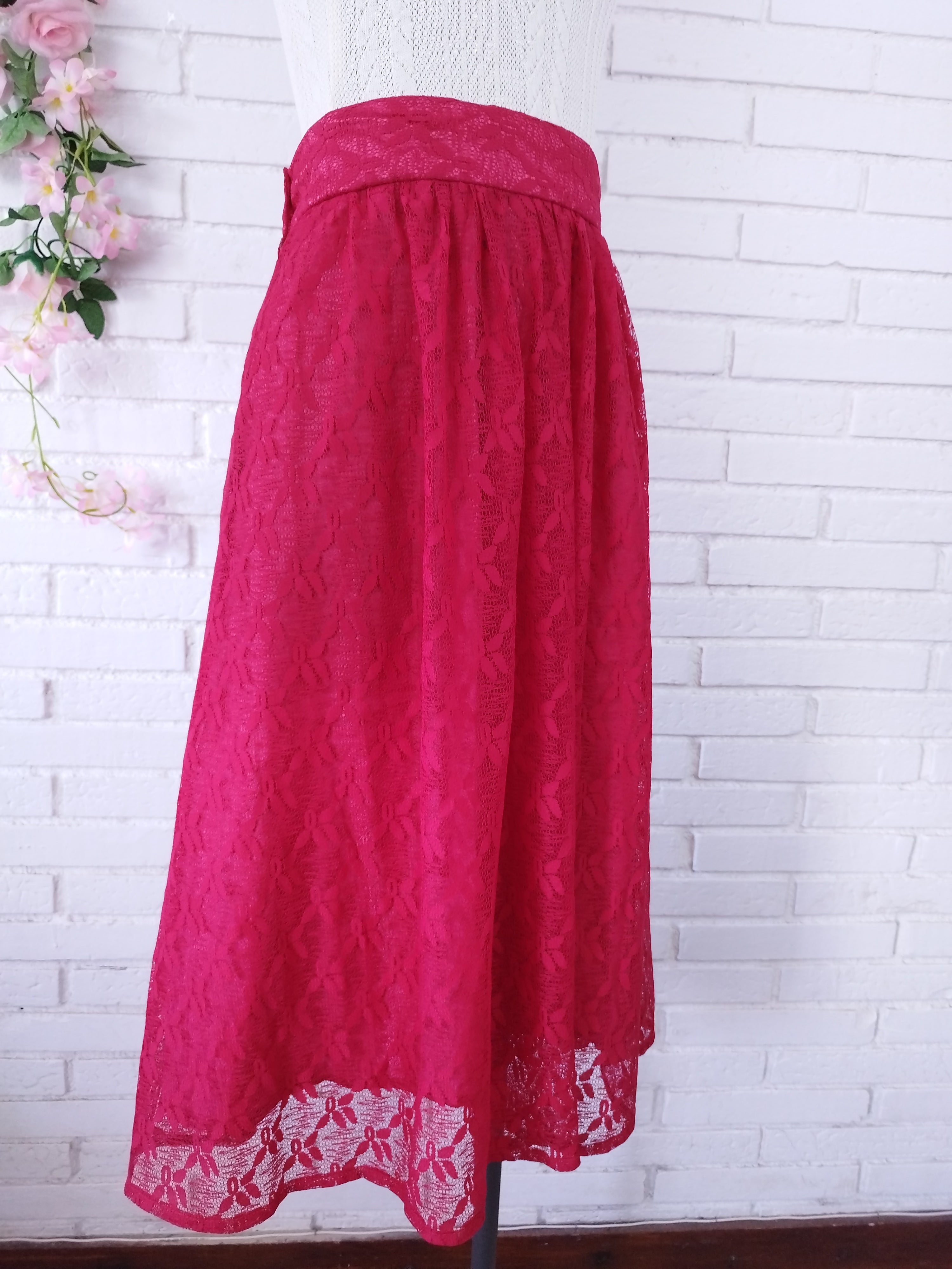 Vintage 90s Long Skirt — High Waist, Thick Red Lace & Romantic Silhouette
