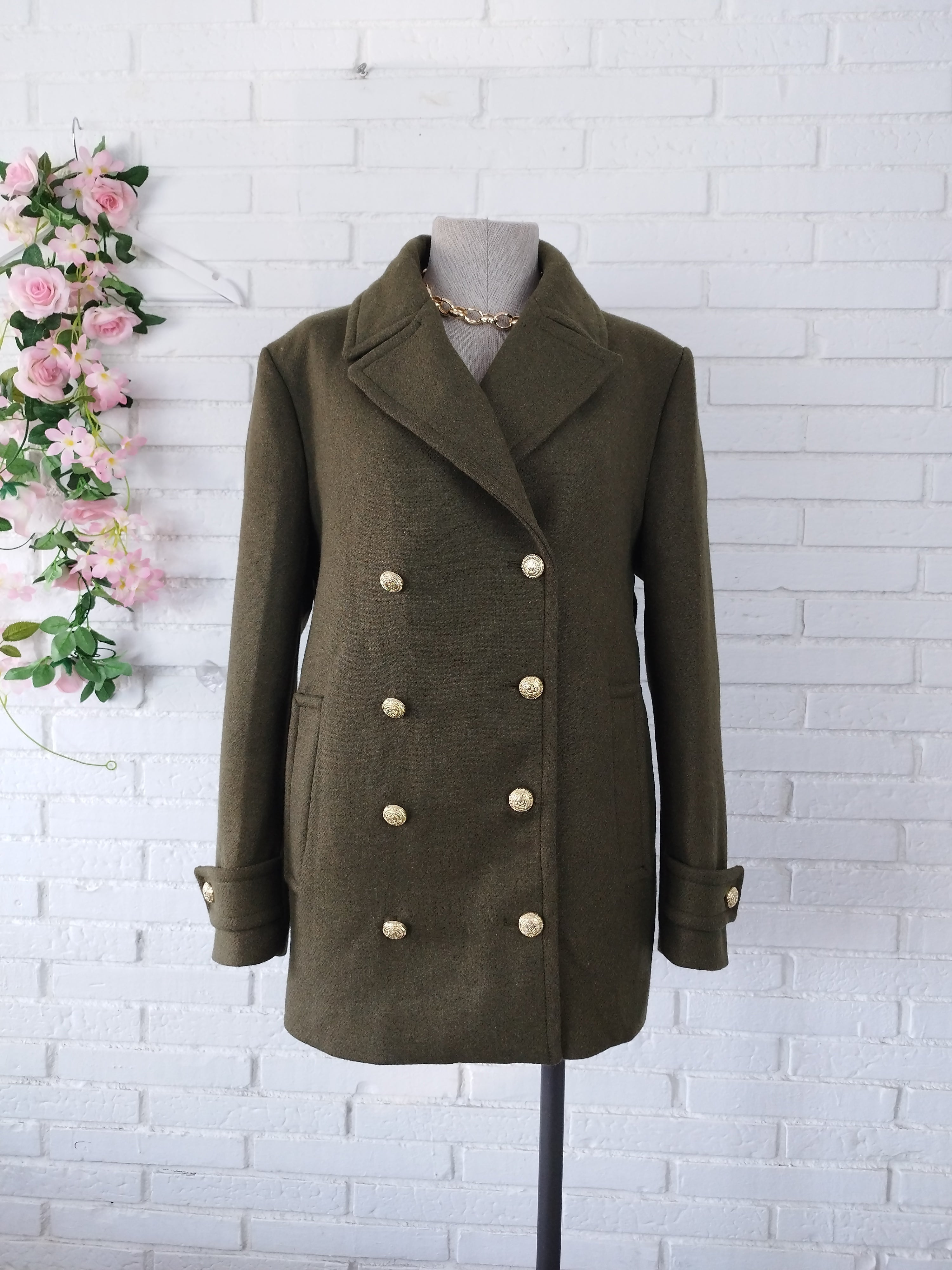 Manteau court en laine à boutons ZARA