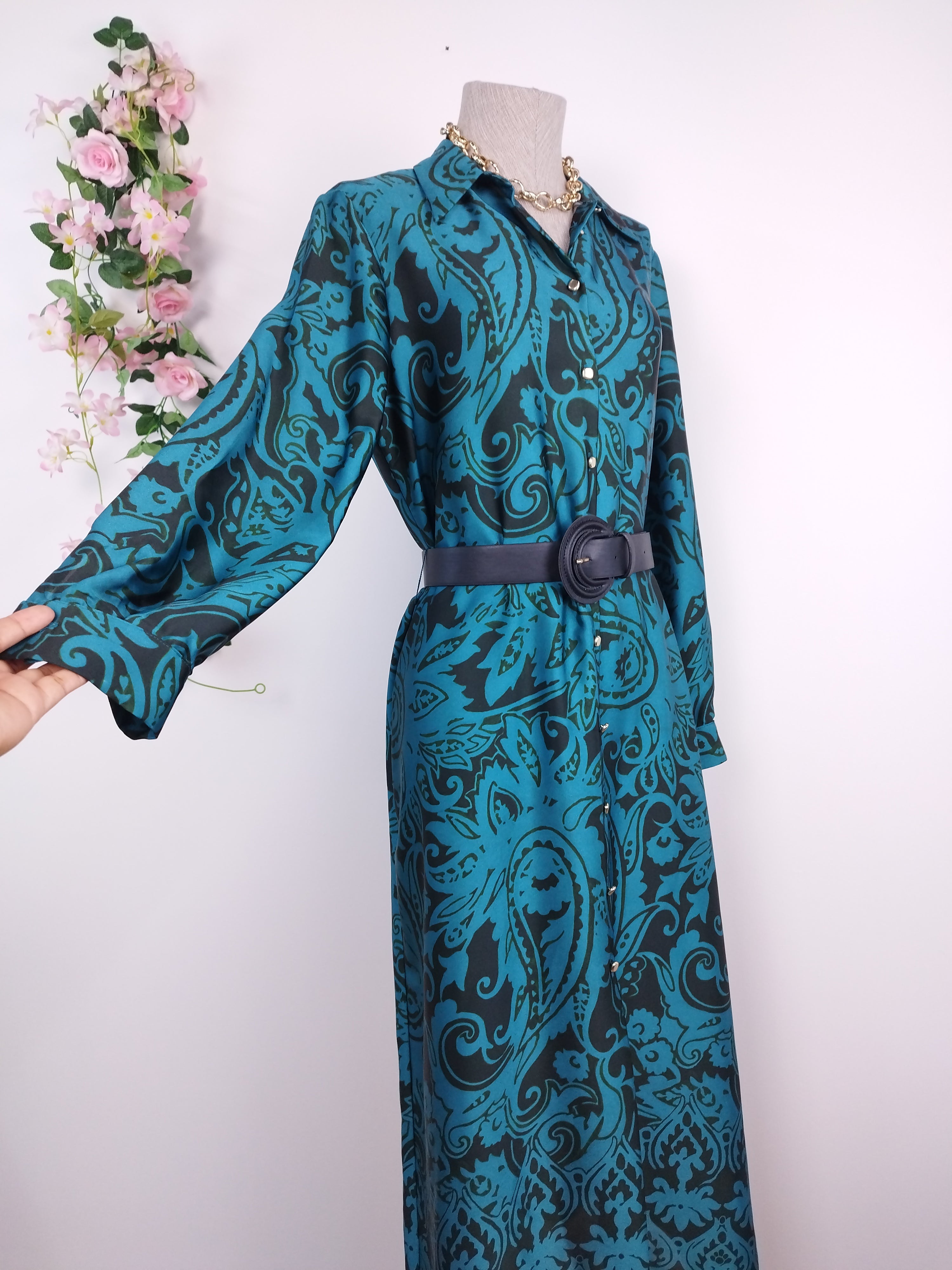 Robe chemise longue en satin ZARA