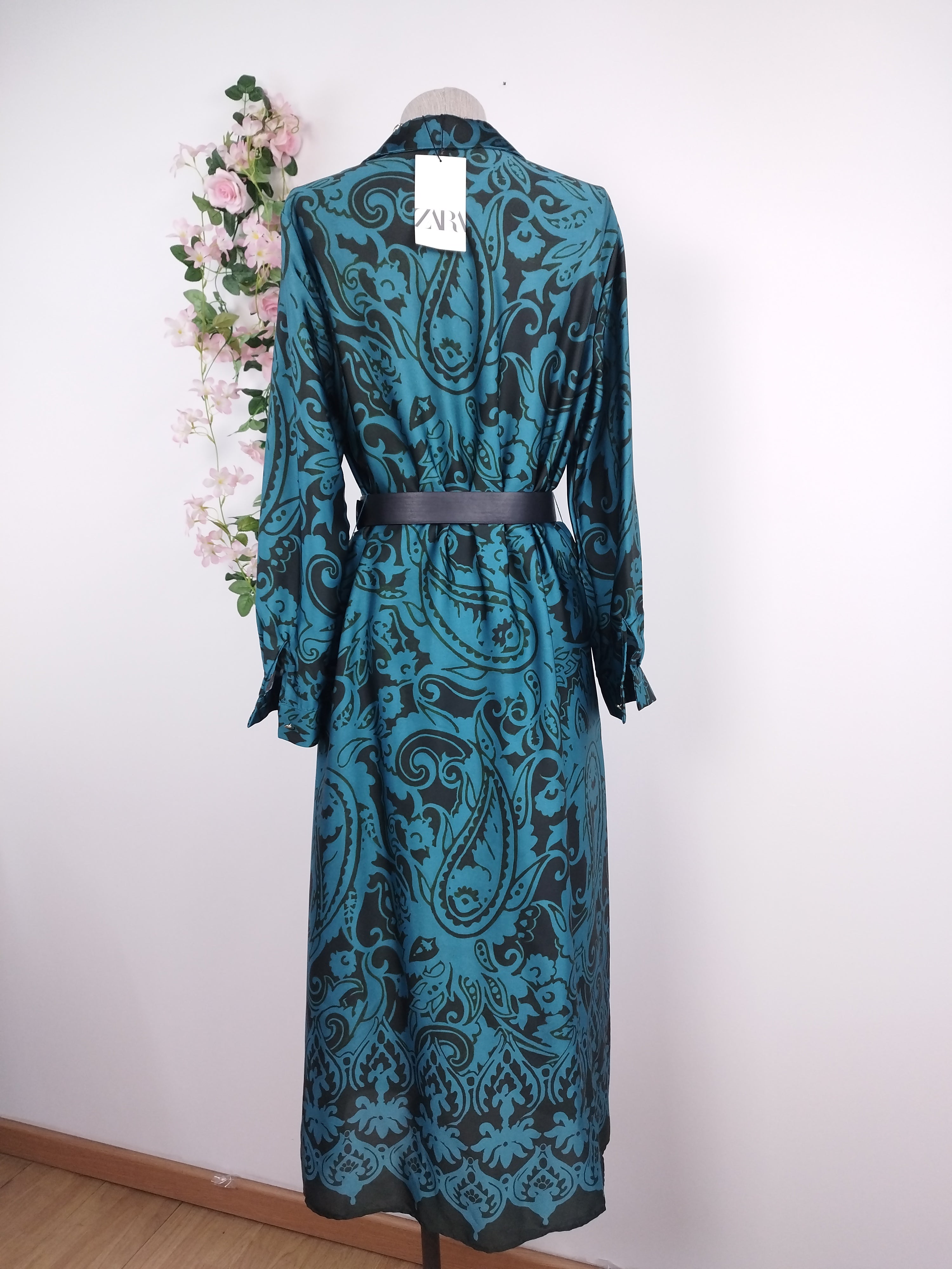 Robe chemise longue en satin ZARA