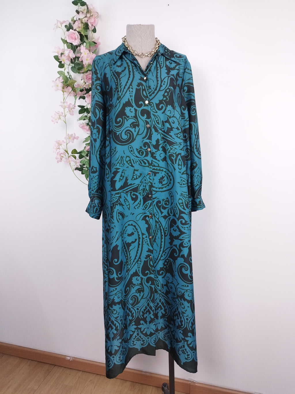 Robe chemise longue en satin ZARA