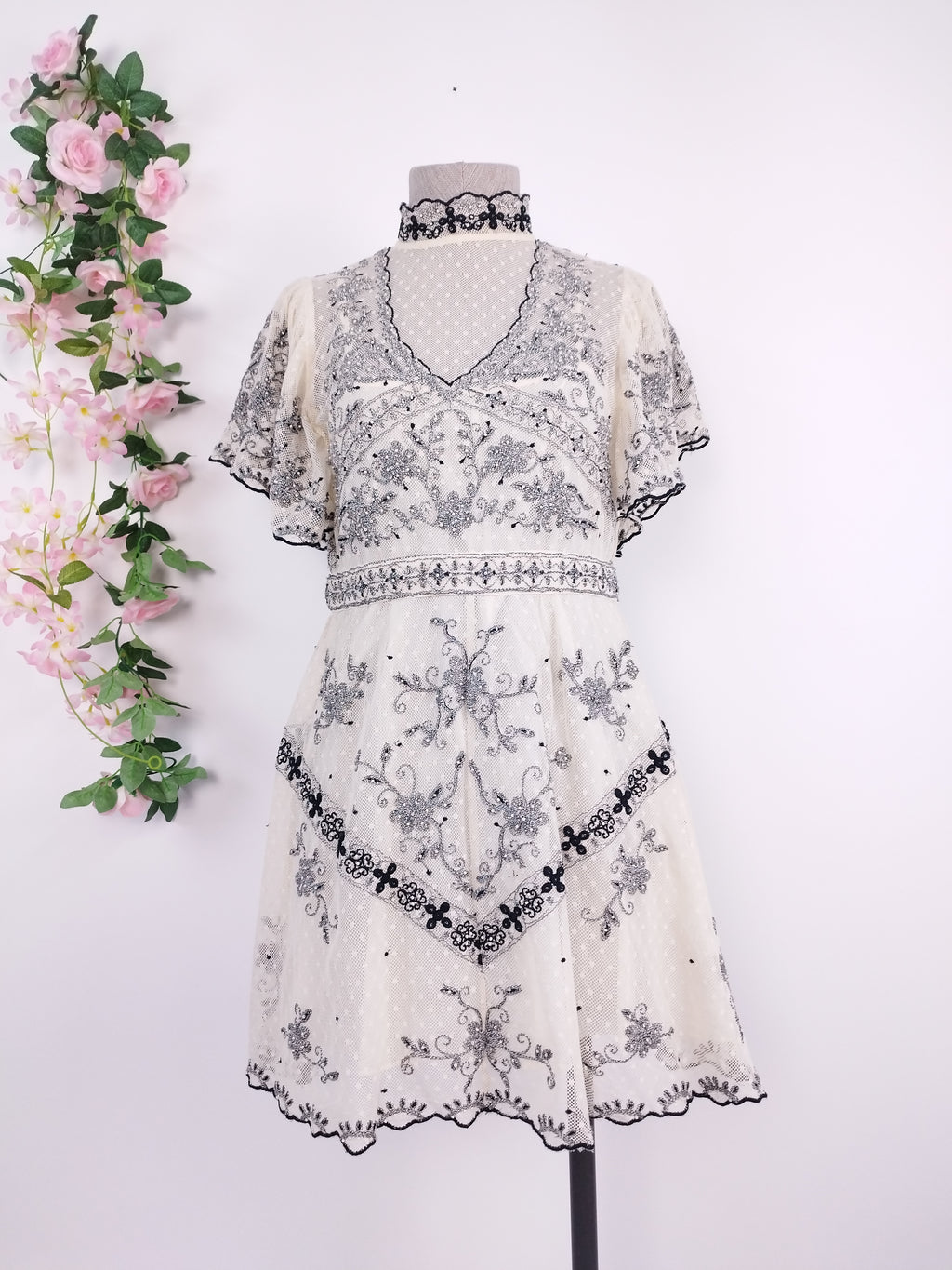 Vestido ZARA Romántico Encaje y Bordado