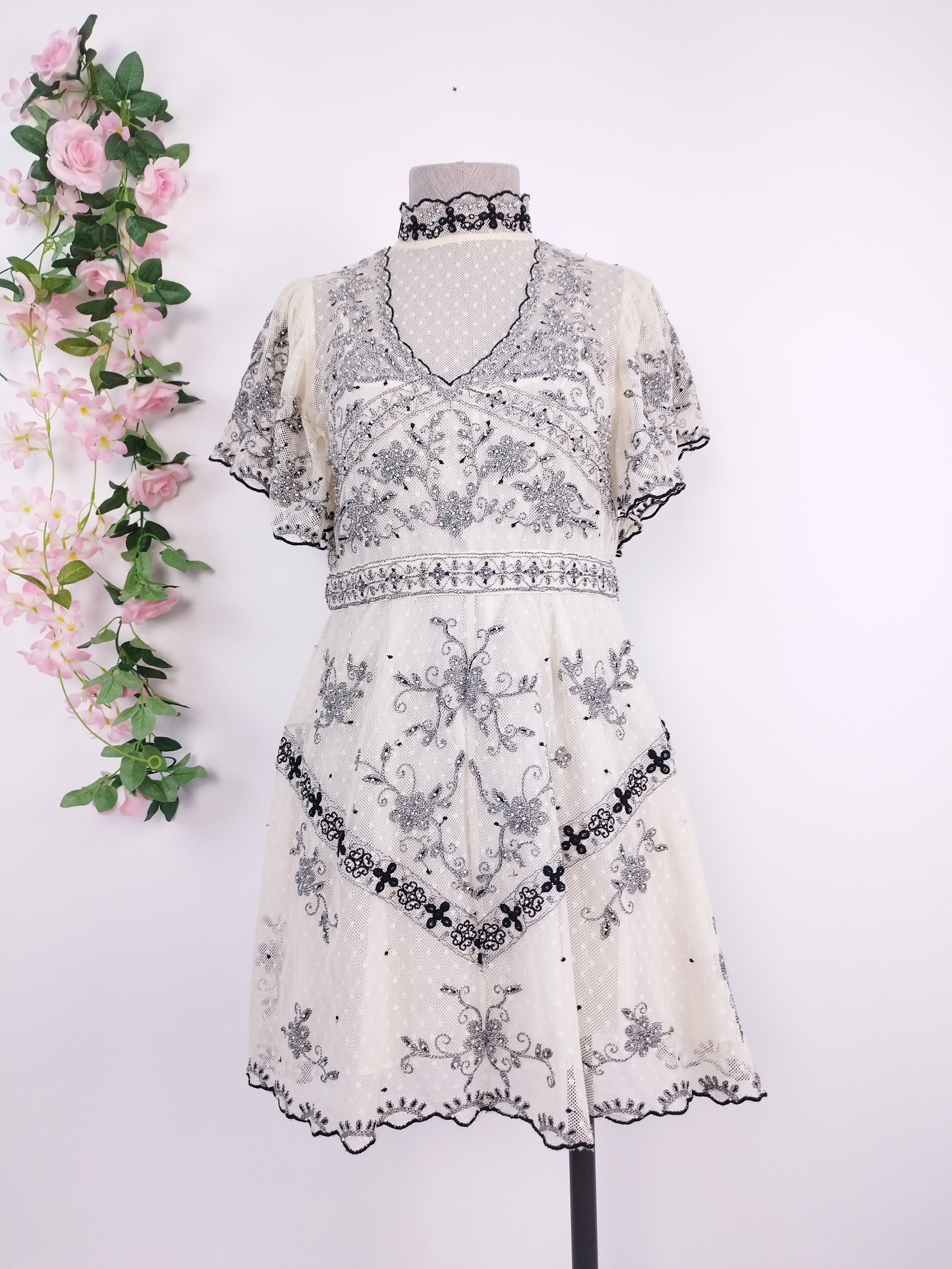 Vestido ZARA Romántico Encaje y Bordado