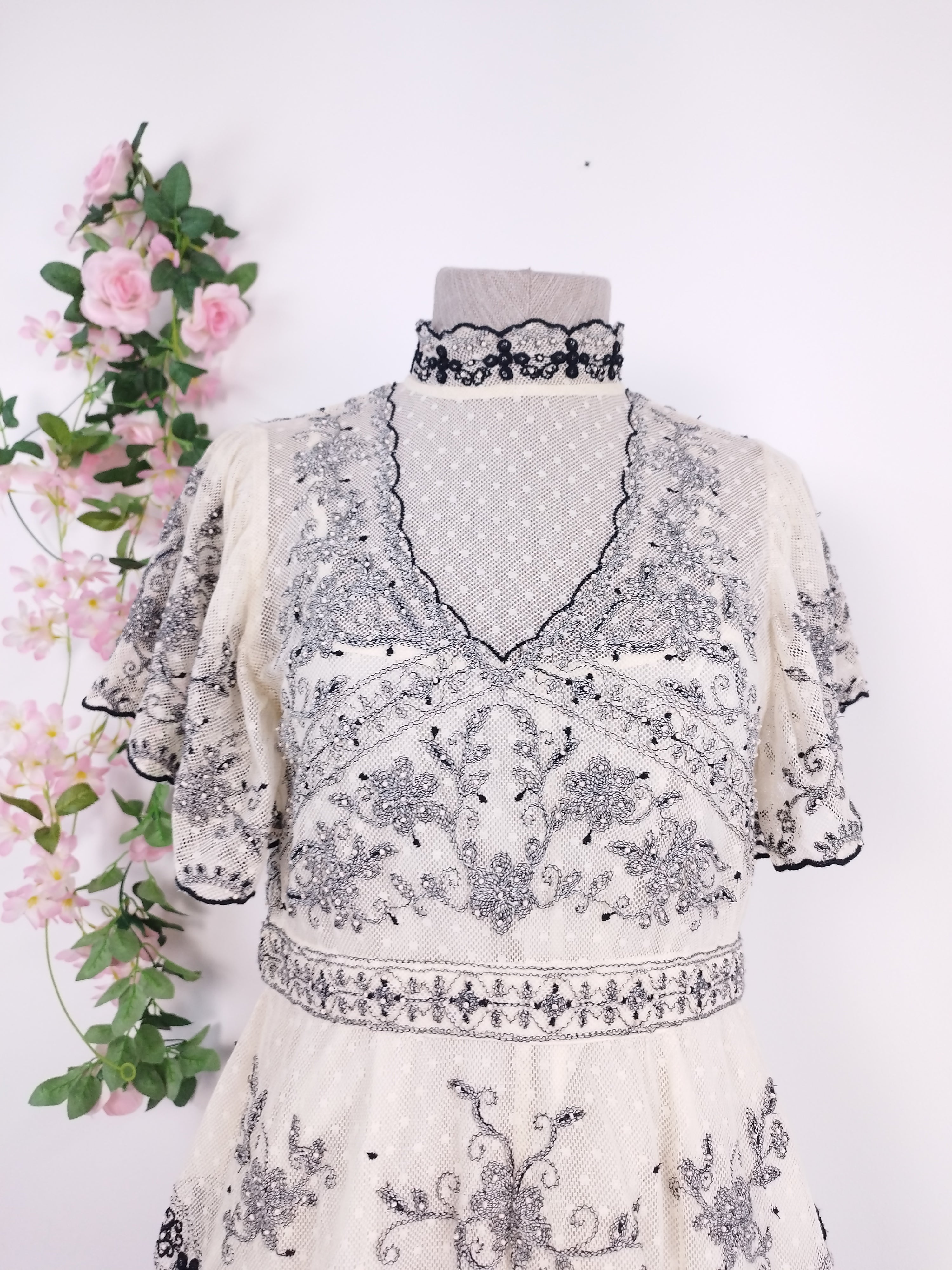 Vestido ZARA Romántico Encaje y Bordado