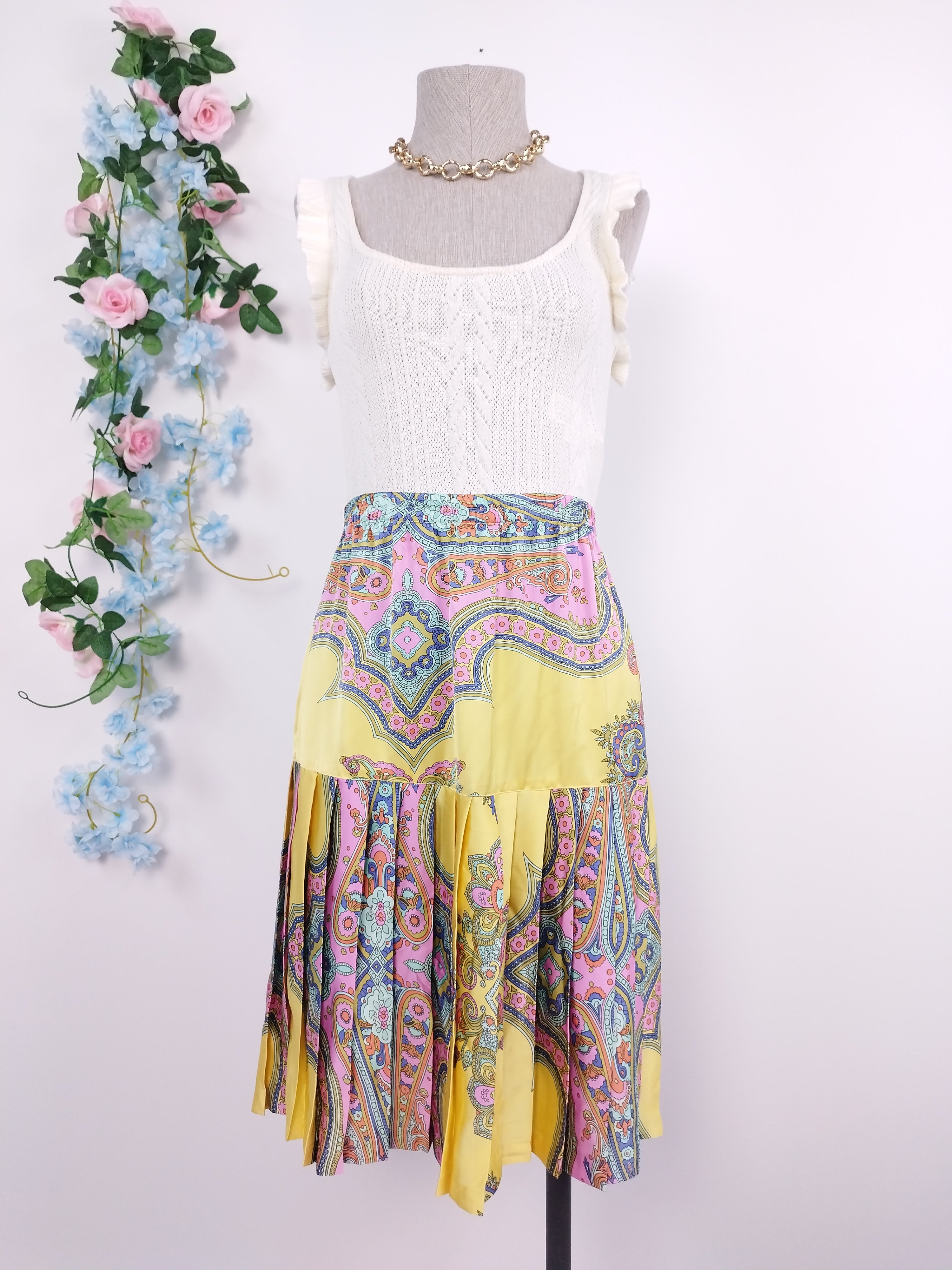 Jupe plissée vintage en satin à motif cachemire