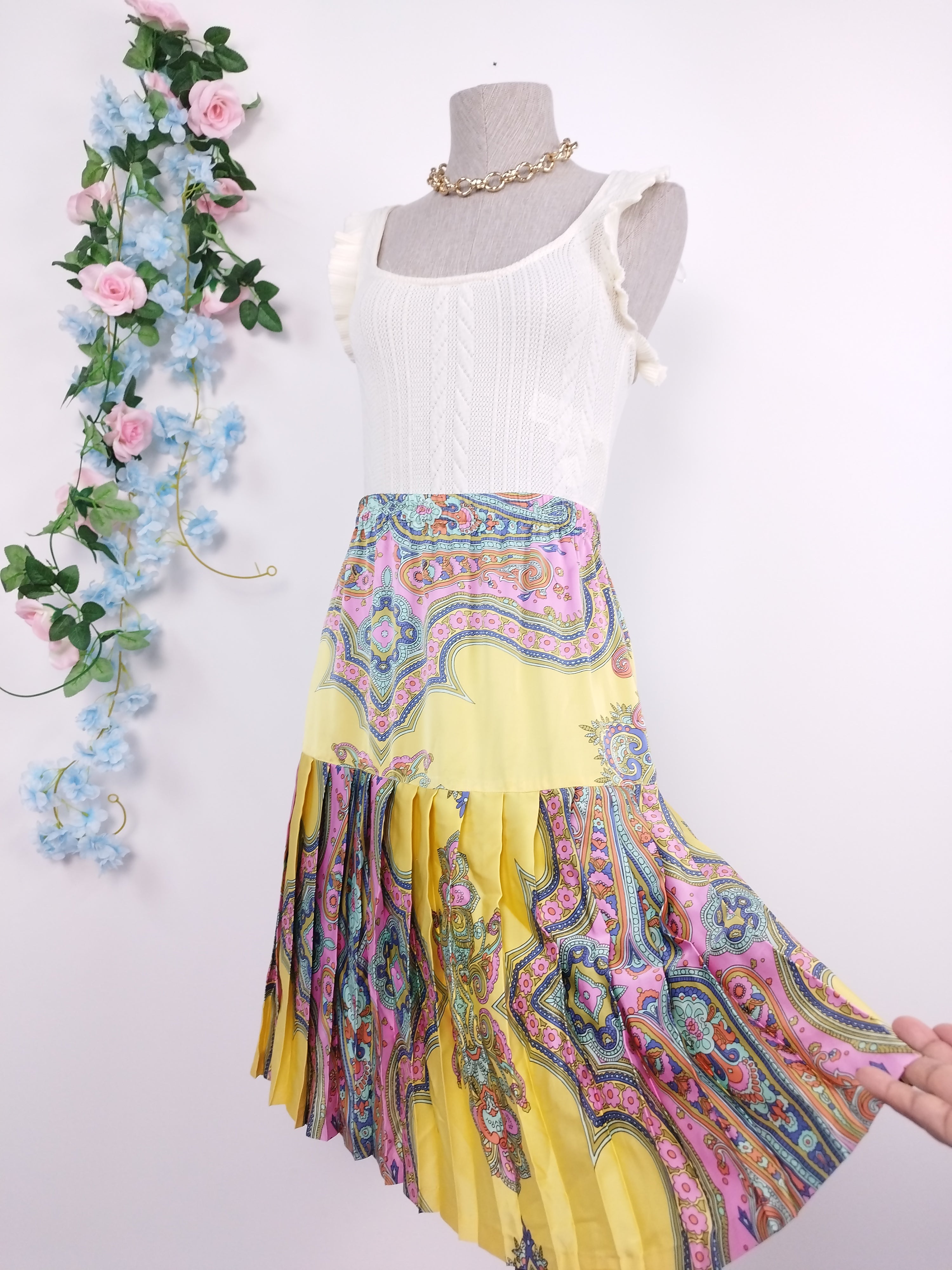 Jupe plissée vintage en satin à motif cachemire