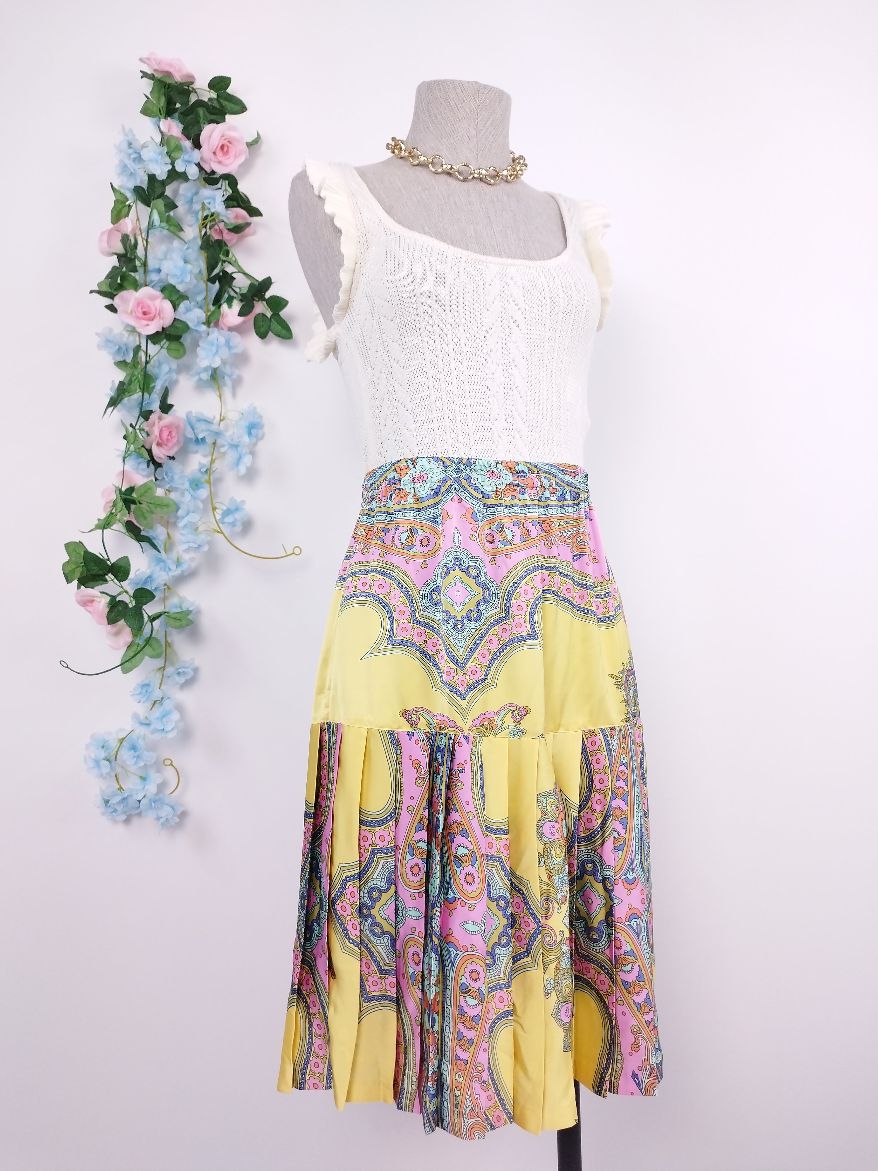 Jupe plissée vintage en satin à motif cachemire