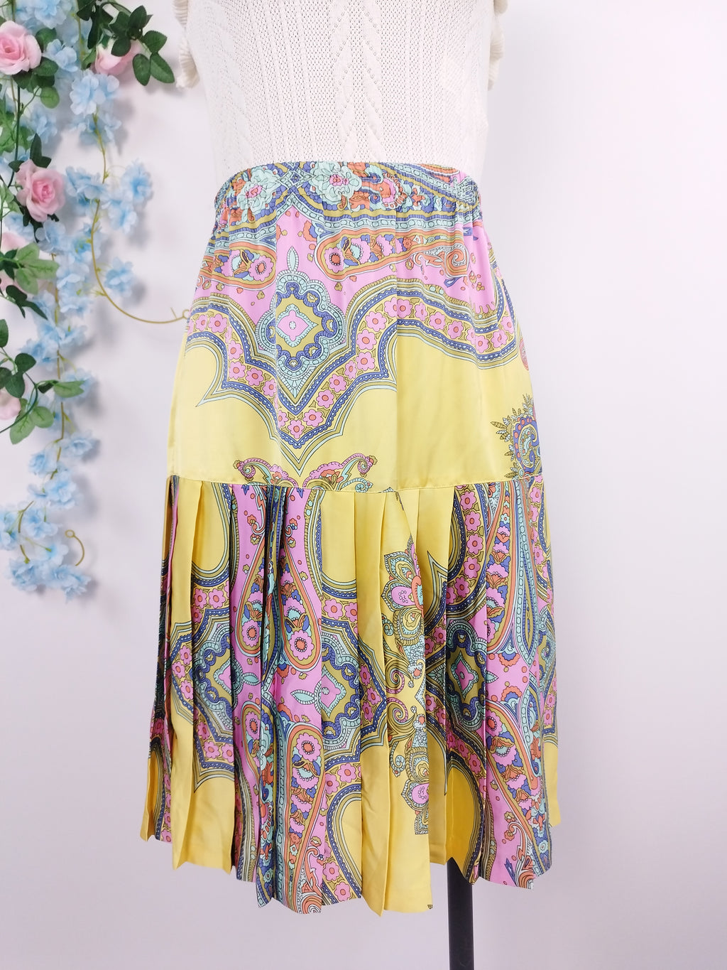 Jupe plissée vintage en satin à motif cachemire