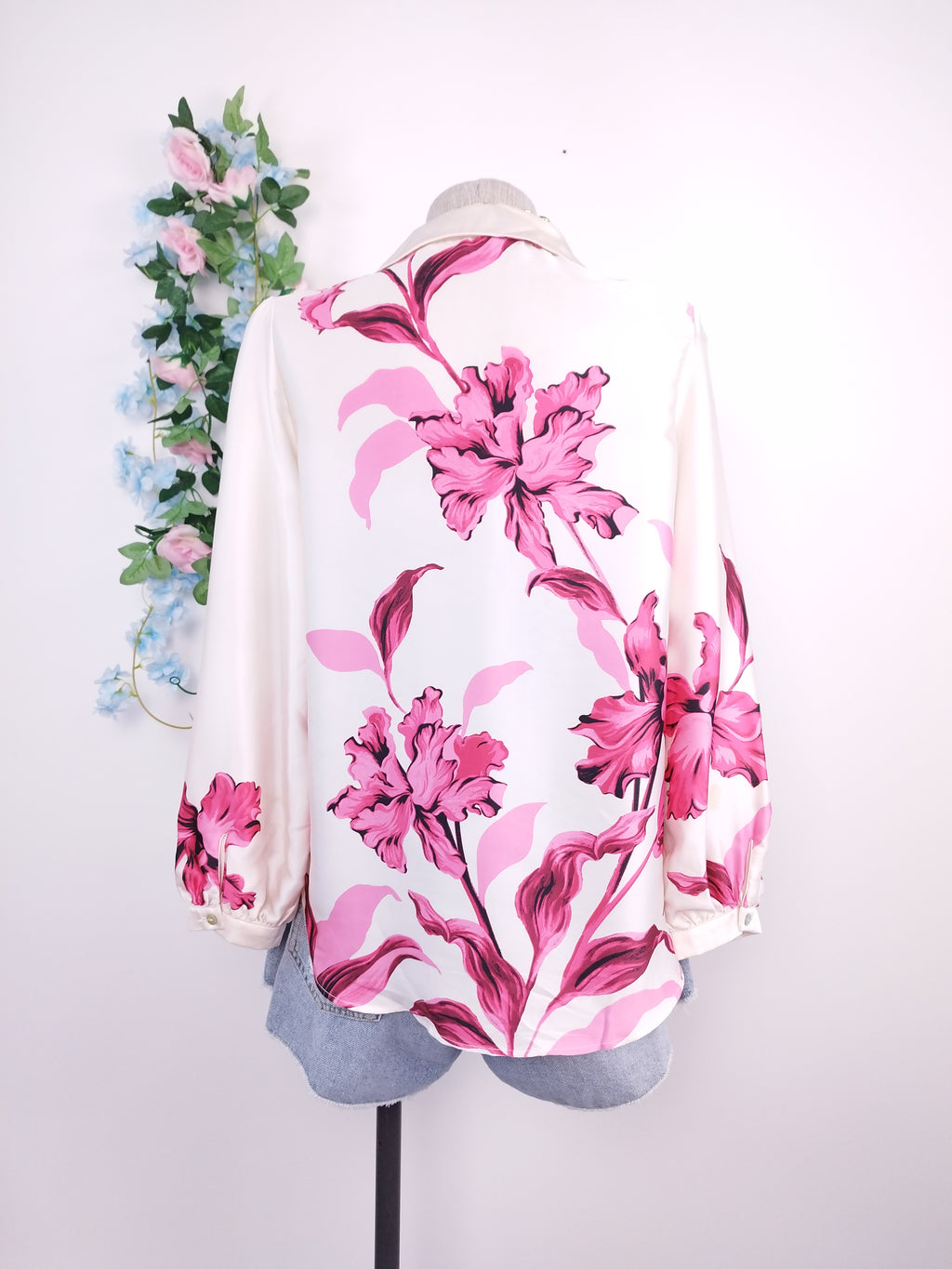 Chemisier ZARA en satin à fleurs et manches longues