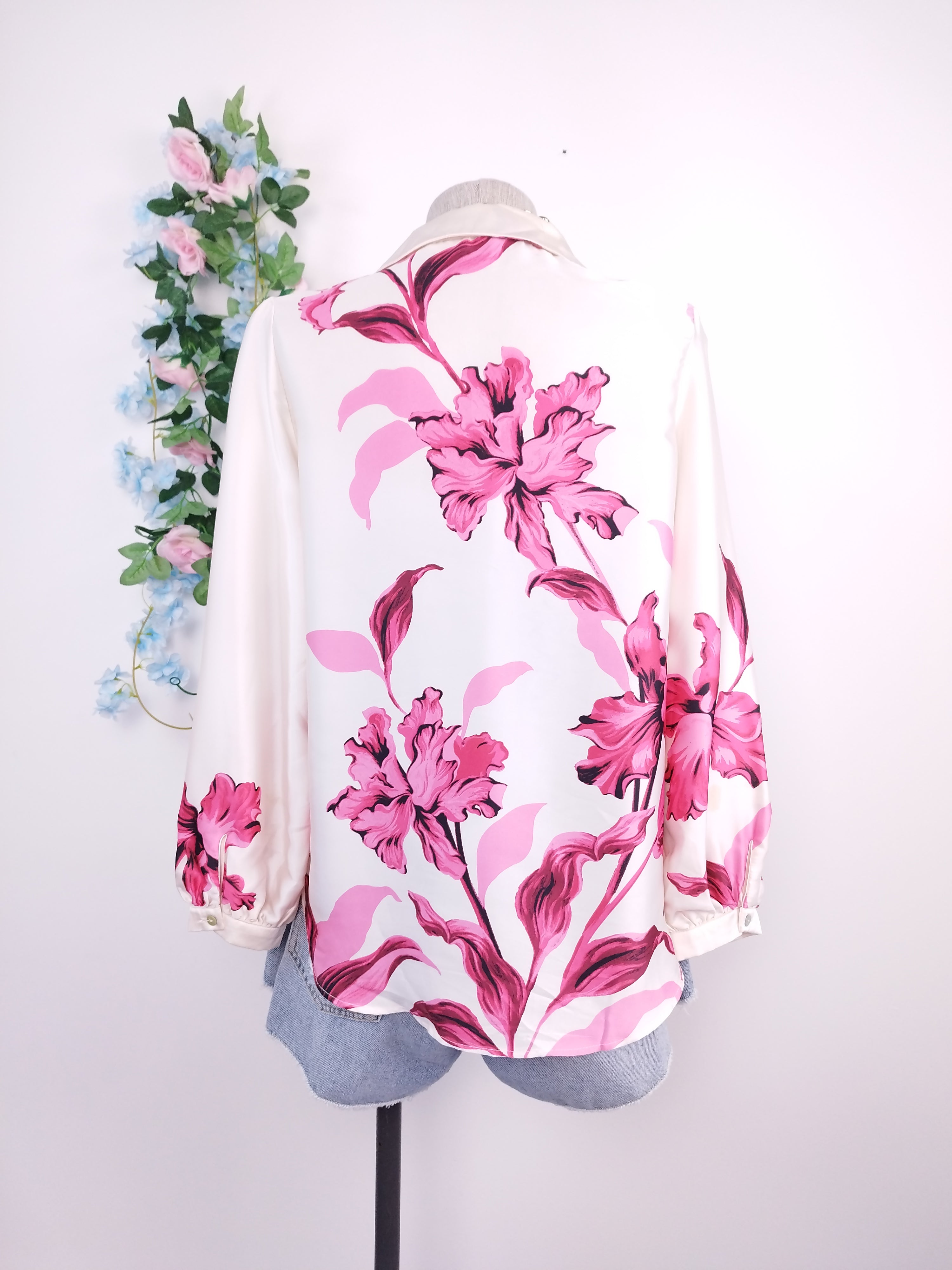 Chemisier ZARA en satin à fleurs et manches longues