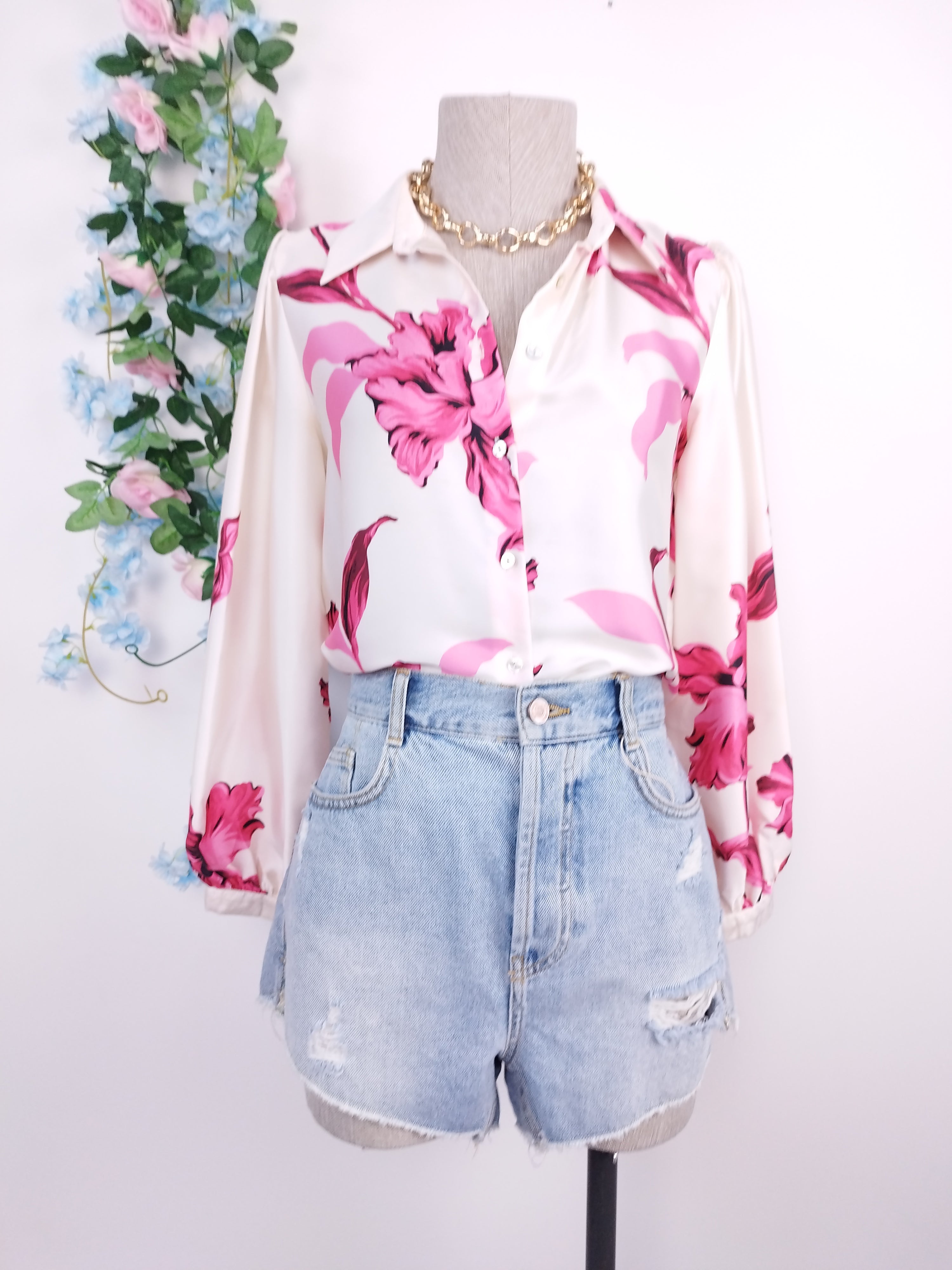 Chemisier ZARA en satin à fleurs et manches longues