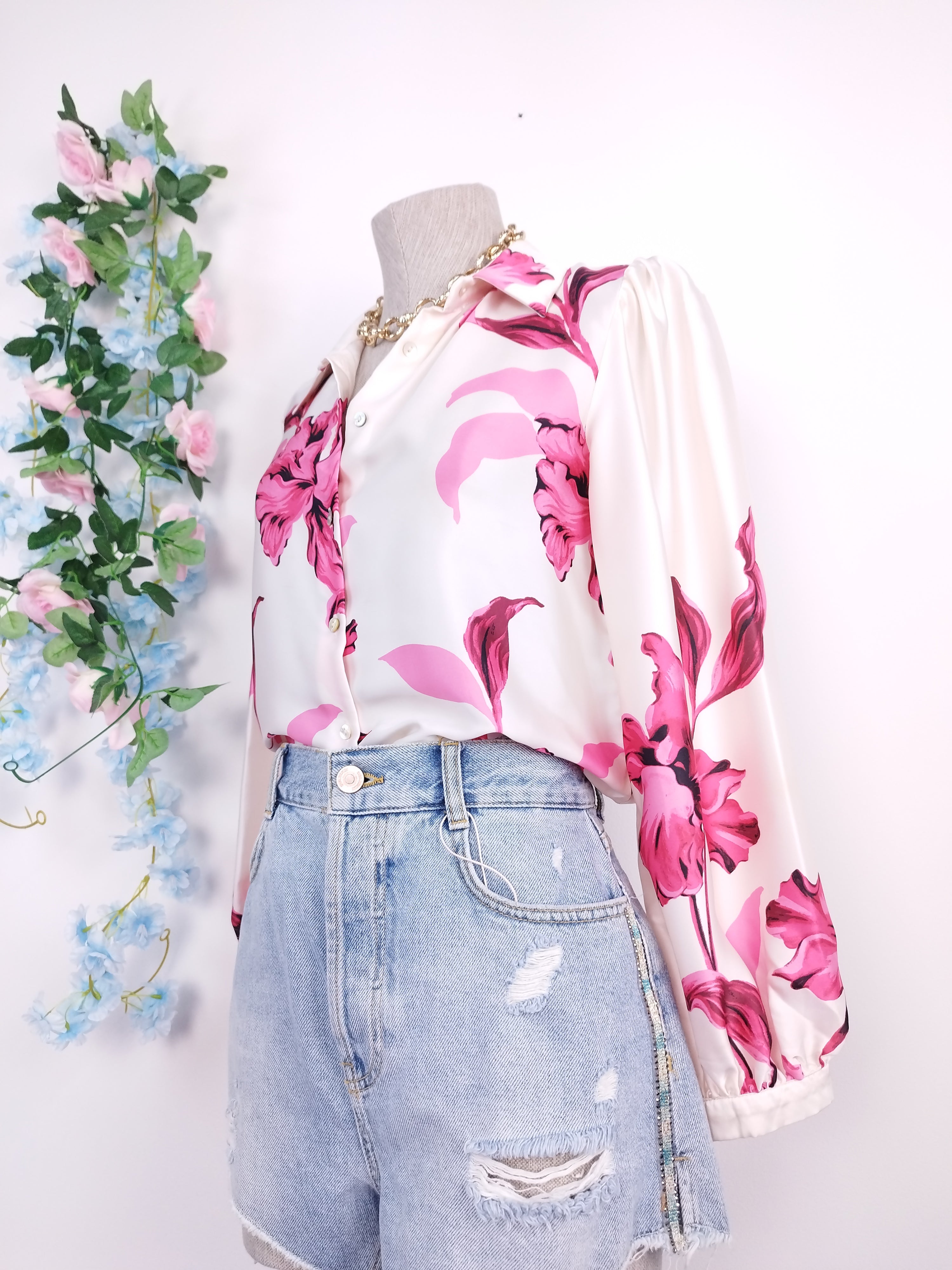 Chemisier ZARA en satin à fleurs et manches longues