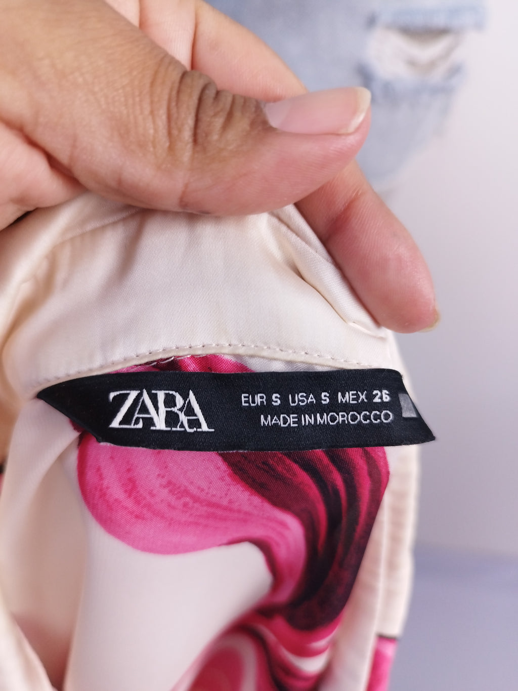 Chemisier ZARA en satin à fleurs et manches longues