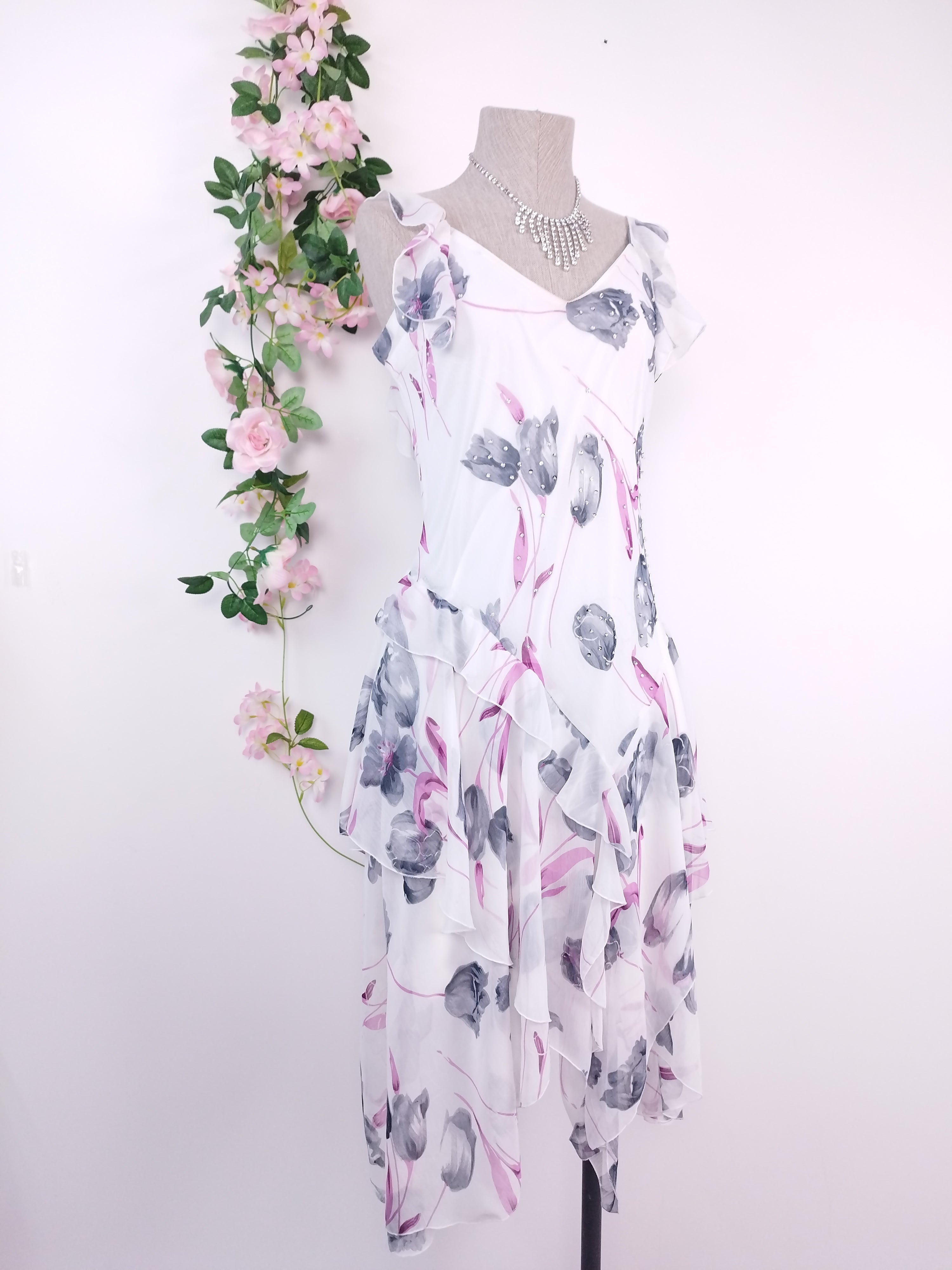 White floral Y2K chiffon dress — Vintage 2000s ruffled wedding guest