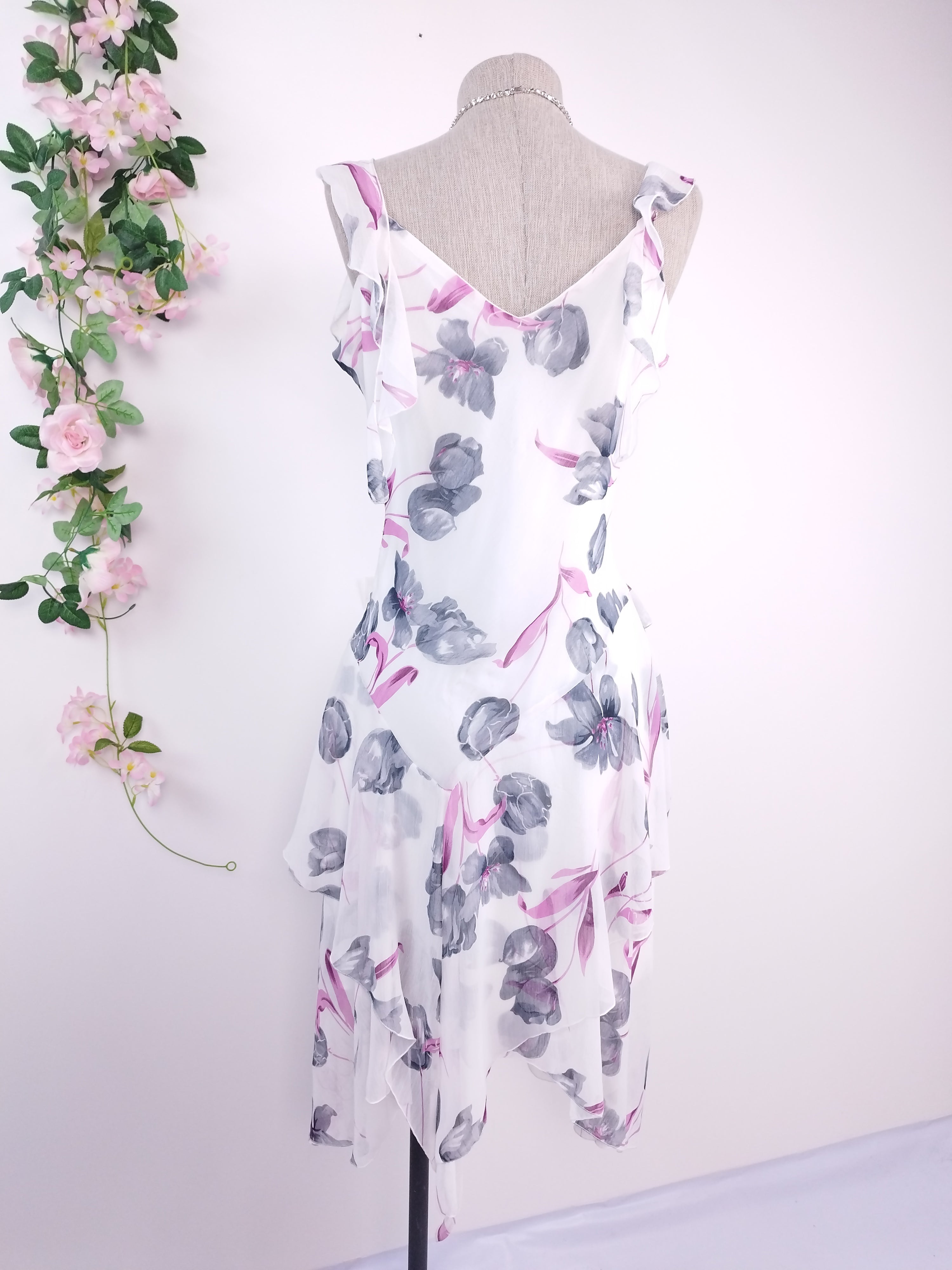 White floral Y2K chiffon dress — Vintage 2000s ruffled wedding guest